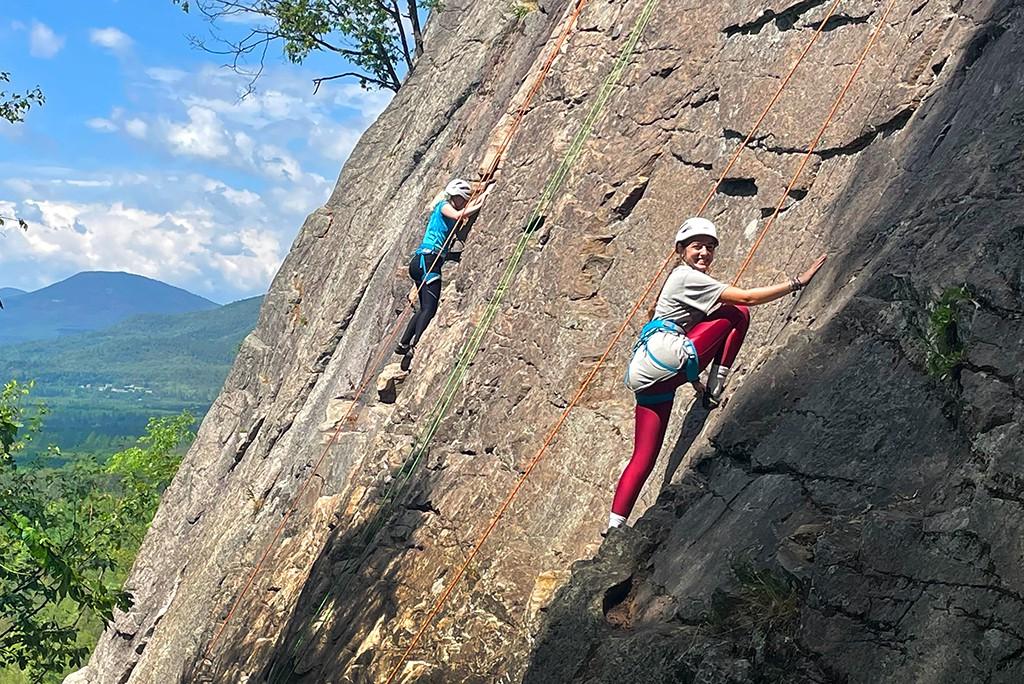 两名东北大学的学生在迎新之旅中攀岩时摆姿势