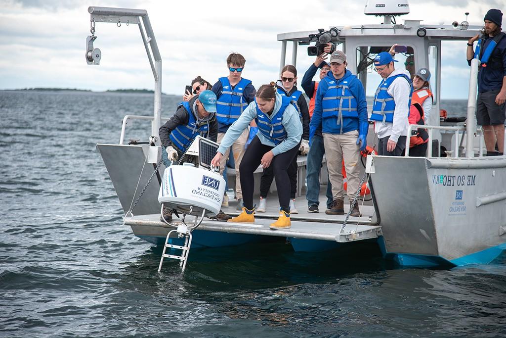 全球网络赌博平台的学生在RV Sakohki号上部署了一个鲨鱼探测浮标到中南湾