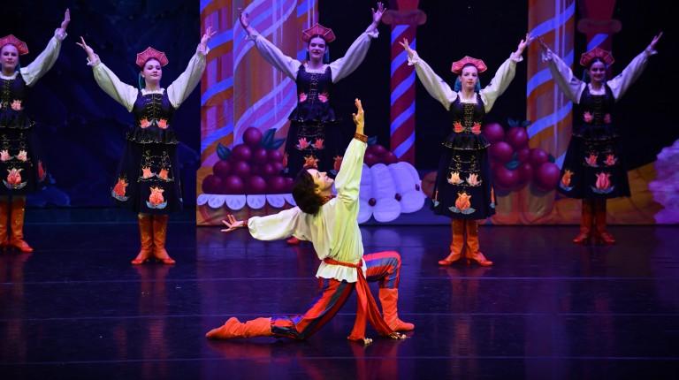 特雷弗·西摩 dances with cast-mates as The Russian Soloist in 缅因州 State Ballet's "The Nutcracker"