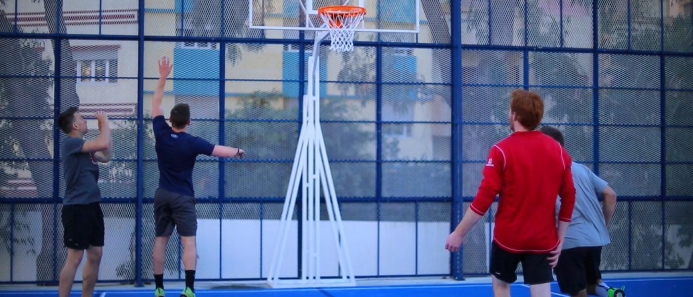 学生们在丹吉尔大学的篮球场和排球场打篮球