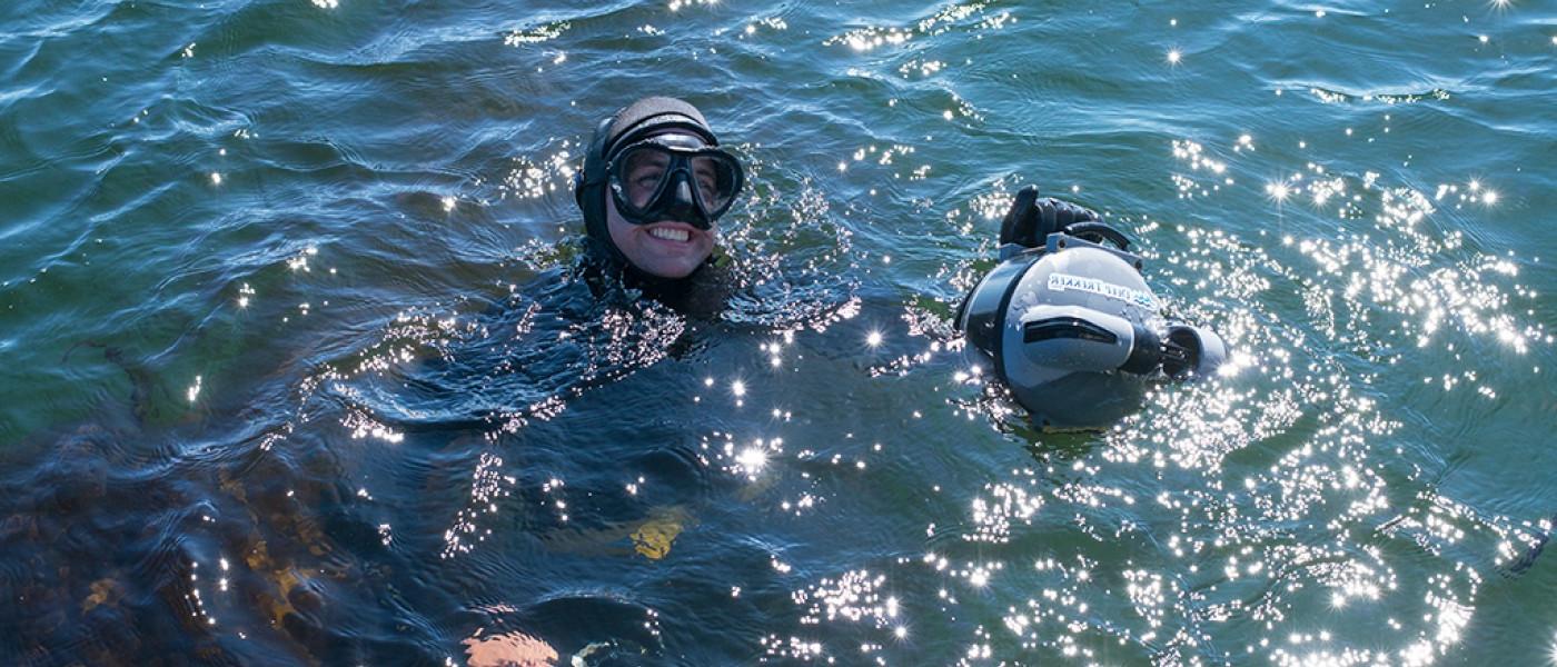 两名东北大学的学生在海洋中穿着浮潜设备