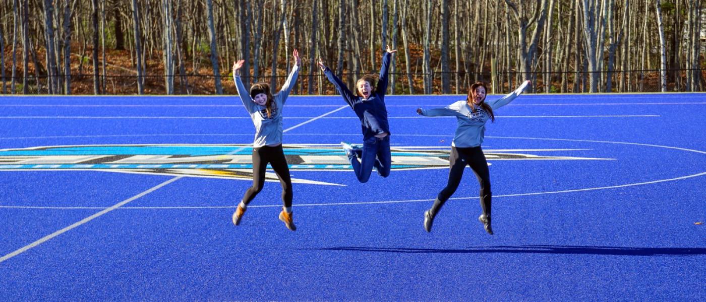 三名学生从比德福德校区的蓝箭球场跳下