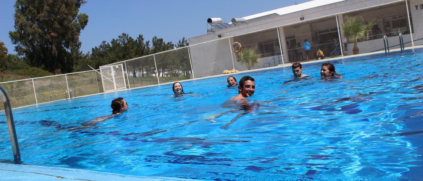 全球网络赌博平台学生在丹吉尔美国学校的游泳池里游泳